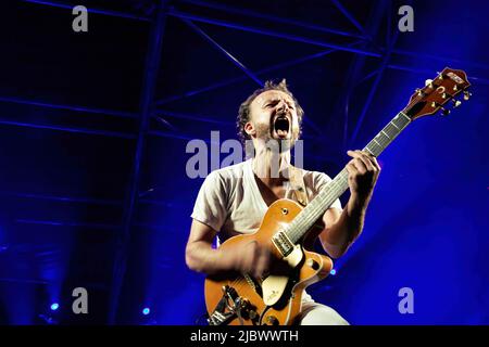 Stefan Hantel mieux connu par son nom de scène Shantel et Bucovina Club Orkestar se produire sur scène à Villa Ada à Rome. Banque D'Images