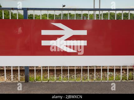 Longport, Stoke on Trent royaume-Uni 08 juin 2022 Logotype ferroviaire britannique à l'extérieur de la gare de Longport Banque D'Images