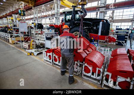 Le processus d'assemblage des tracteurs et moissonneuses agricoles. Banque D'Images