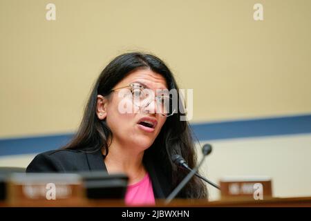 Washington, États-Unis. 08th juin 2022. La Représentante Rashida Tlaib, D-Mich., prend la parole lors d'une audience de la Commission de surveillance et de réforme de la Chambre sur la violence par les armes à feu au Capitole, à Washington, mercredi, 8 juin 2022. (Photo par Andrew Harnik/Pool/Sipa USA) crédit: SIPA USA/Alay Live News Banque D'Images