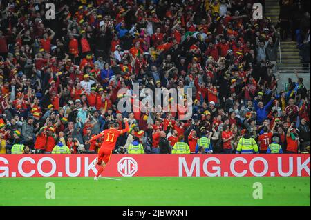 Cardiff, Royaume-Uni. 08th juin 2022. Gareth Bale (pays de Galles n° 11 ) célèbre son but à la fin du pays de galles avec des fans &#XA;&#XA;lors du match de la Ligue internationale des Nations hommes entre le pays de Galles et l'ampli; pays-Bas au stade de Cardiff à Cardiff, pays de Galles Karl W Newton/Sports Press photos SPP crédit: SPP Sport Press photo. /Alamy Live News Banque D'Images