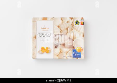 Porto, Portugal - 30 mai 2022: Sucreries traditionnelles portugaises Ovos Moles de Aveiro sur fond blanc Banque D'Images
