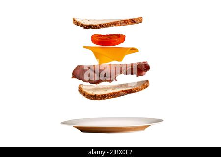 Sandwich tombant nourriture déstructurée isolée sur fond blanc Banque D'Images