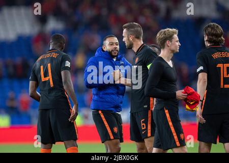 Cardiff, pays de Galles, Royaume-Uni. 8th juin 2022. Memphis Depay des pays-Bas fête avec Stefan de Vrij des pays-Bas après le match de l'UEFA Nations League entre le pays de Galles et les pays-Bas au Cardiff City Stadium. Crédit : Mark Hawkins/Alay Live News Banque D'Images
