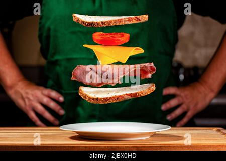 Sandwich tombant de la nourriture déconstruite à la maison cuisine avec chef Banque D'Images