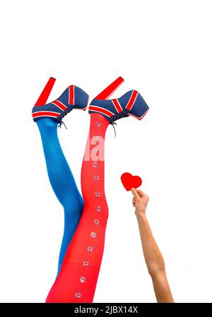 Les jambes des femmes sont étirées en hauteur. Ils portent des talons hauts avec un motif drapeau britannique. Le bras d'une femme s'étire en tenant un cœur rouge. Banque D'Images