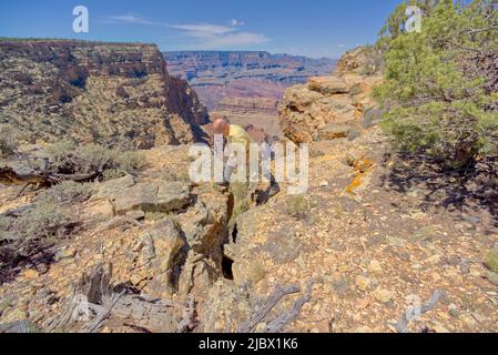 Homme traversant un crevassé le long d'une falaise à l'ouest de Lipan point, sur le plateau sud du Grand Canyon en Arizona. Banque D'Images