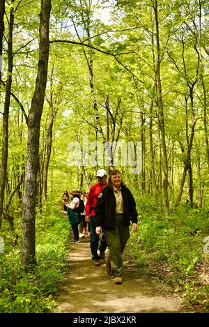 Groupe de randonneurs sur le sentier panoramique national de l'âge de glace, dirigé par un guide avec le département des ressources naturelles du Wisconsin, Elkhart Lake, Wisconsin, États-Unis Banque D'Images