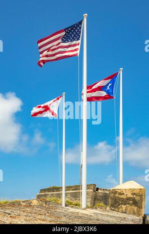 Drapeaux des Etats-Unis, de Porto Rico et de l'empire espagnol historique dans le château El Morro à San Juan, Porto Rico. Banque D'Images