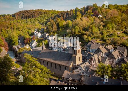 Panorama urbain de la vieille ville de Monschau vue d'en haut Banque D'Images