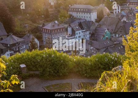 Panorama urbain de la vieille ville de Monschau vue d'en haut Banque D'Images