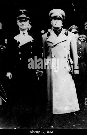 Ribbentrop à Rome: Von Ribbentrop, ministre allemand des Affaires étrangères, photographié avec le comte Ciano à son arrivée à Rome de Berlin. 15 mars 1940. (Photo de Keystone). Banque D'Images