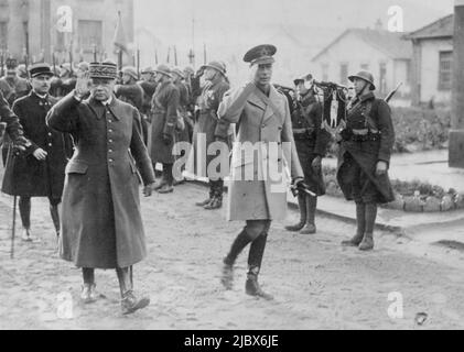 Roi George en France : sa Majesté le roi George et le général Gamelin arrivent dans l'un des villages de la zone de guerre lors de la visite du roi en France. 15 décembre 1939. (Photo par le temps). Banque D'Images