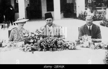 ***** Et la duchesse de Gloucester visite le roi Farouk - le duc et la duchesse de Gloucester avec le roi Farouk ayant le thé dans le domaine du Palais Montaza. Le duc et la duchesse de Gloucester ont effectué une visite à ***** Farouk d'Égypte au Palais Montaza, près d'Alexandrie, ***** En route vers le Kenya. 14 septembre 1938. Banque D'Images