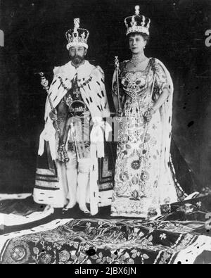 Couronnement -- le roi George V et la reine Mary en robes de couronnement, N.A.B.9. 5 juin 1948. (Photo de Dorien Leigh Ltd.). Banque D'Images