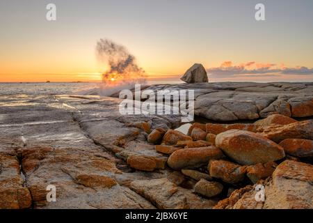 Aube au trou de Blowhole de Bicheno Banque D'Images