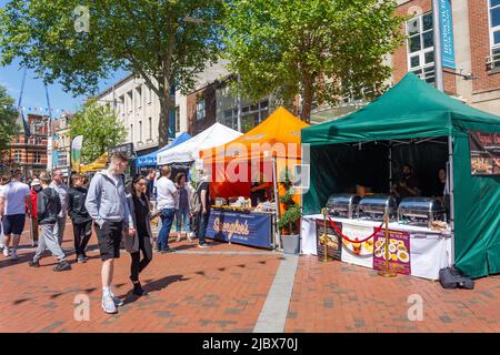 Reading Food Festival stands, Broad Street, Reading, Berkshire, Angleterre, Royaume-Uni Banque D'Images