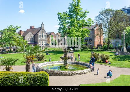 The Fountain and Memorial Cross dans Forbury Gardens public Park, Reading, Berkshire, Angleterre, Royaume-Uni Banque D'Images