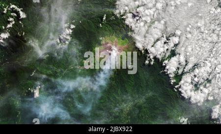 Antenne du Mont volcanique. Bagana sur l'île de Bougainville en Papouasie-Nouvelle-Guinée Banque D'Images