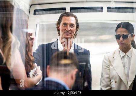 Washington, États-Unis. 08th juin 2022. Matthew McConaughey sa femme Camila Alves (en blanc) sur le métro du Sénat au Capitole des États-Unis. Crédit : SOPA Images Limited/Alamy Live News Banque D'Images