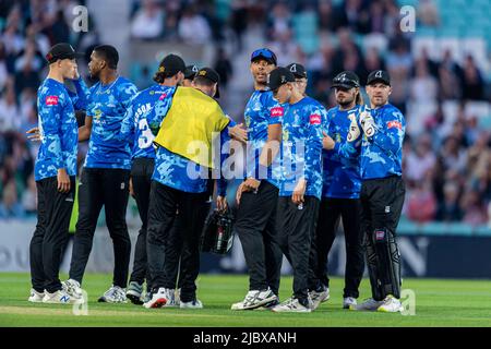 LONDRES, ROYAUME-UNI. 08th juin 2022. Tymal Mills of Sussex Crircket Club (au centre) célèbre le scandalisé Jason Roy du Surrey Cricket Club lors de Vitality Blast - Surry vs Sussex Sharks au terrain de cricket de Kia Oval mercredi, à 08 juin 2022, à LONDRES, EN ANGLETERRE. Credit: Taka G Wu/Alay Live News Banque D'Images