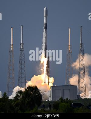 Floride, États-Unis, 08 juin 2022. Une fusée SpaceX Falcon 9 lance le satellite de communication Nilesat 301 du complexe 40 à la station de la Force spatiale du Cap-Canaveral, en Floride, mercredi, à 08 juin 2022. Le satellite fournira des services de télévision et d'Internet à l'Égypte ainsi qu'à d'autres pays du Moyen-Orient. Photo de Joe Marino/UPI crédit: UPI/Alay Live News Banque D'Images