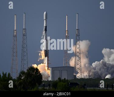 Floride, États-Unis, 08 juin 2022. Une fusée SpaceX Falcon 9 lance le satellite de communication Nilesat 301 du complexe 40 à la station de la Force spatiale du Cap-Canaveral, en Floride, mercredi, à 08 juin 2022. Le satellite fournira des services de télévision et d'Internet à l'Égypte ainsi qu'à d'autres pays du Moyen-Orient. Photo de Joe Marino/UPI crédit: UPI/Alay Live News Banque D'Images