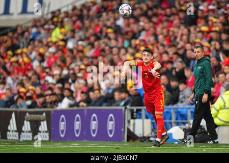 Cardiff, pays de Galles, le 8 juin 2022. Cardiff, Royaume-Uni. 08th juin 2022. Dylan Levitt, du pays de Galles, lance le ballon lors du match de l'UEFA Nations League entre le pays de Galles et les pays-Bas au Cardiff City Stadium, Cardiff, pays de Galles, le 8 juin 2022. Photo de Scott Boulton. Utilisation éditoriale uniquement, licence requise pour une utilisation commerciale. Aucune utilisation dans les Paris, les jeux ou les publications d'un seul club/ligue/joueur. Crédit : UK Sports pics Ltd/Alay Live News Banque D'Images