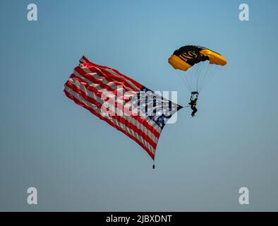 Un parachute Para-Commando du Commandement des opérations spéciales des États-Unis au-dessus de la base de la Garde nationale aérienne de fort Wayne à fort Wayne, Indiana 3 juin 2022. USSOCOM, une équipe de démonstration de parachutistes aériennes de premier plan composée d'opérateurs spéciaux actifs tels que les Forces spéciales de l'Armée de terre, les Rangers de l'Armée de terre, les phoques de la Marine, les contrôleurs de combat de la Force aérienne et les Raiders marins, a démontré leurs compétences lors du salon de l'Air de fort Wayne en 2022. (É.-U. Photo de la Garde nationale aérienne par le sergent d'état-major. Rita Jimenez) Banque D'Images