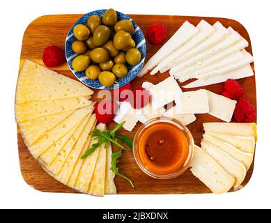 Différents types de fromage tranchés et servis sur l'assiette Banque D'Images