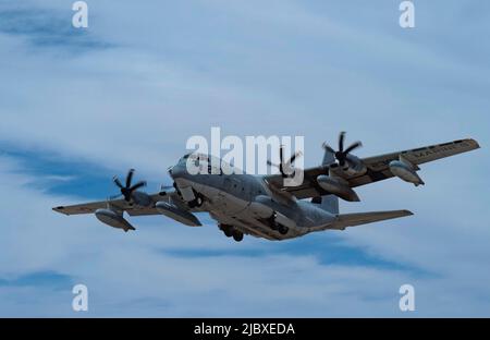 Un super Hercules KC-130J du corps des Marines des États-Unis prend son envol pendant le drapeau noir 22-1 à la base aérienne de Nellis, Nevada, 10 mai 2022. Le KC-130J peut être configuré pour transporter du personnel ou du fret. (É.-U. Photo de la Force aérienne par Airman 1st classe Makenna Gott) Banque D'Images