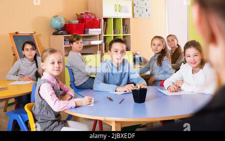 Portrait d'enseignant à l'écoute des élèves à l'école primaire de leçon Banque D'Images
