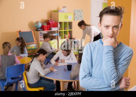 Portrait de triste élève et dessin d'enfants Banque D'Images