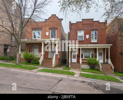 Duluth, Minnesota, États-Unis – 29 mai 2022 : maisons en briques duplex isolées historiques dans le centre-ville de la ville Banque D'Images