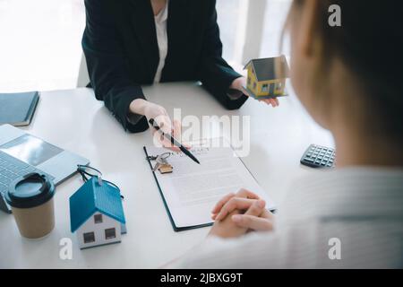 Garantie, hypothèque, accord, contrat, signé, agent immobilier pointant vers des documents permettant aux clients de lire l'accord avant de signer important Banque D'Images