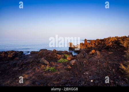 Vue sur la plage de lave typique de Linosa, Sicile Banque D'Images