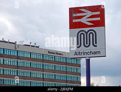 Altrincham Interchange Sign (Metrolink et National Rail), avec station House Office block, en arrière-plan, Cheshire, Angleterre, Royaume-Uni, Banque D'Images