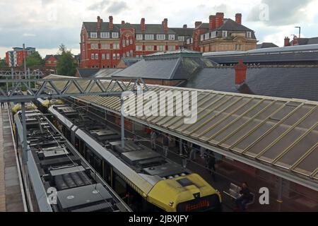 Deux trams Metrolink à l'échangeur / gare de transport en commun d'Altrincham, Stamford New Road, Greater Manchester, Angleterre, Royaume-Uni, WA14 1BL Banque D'Images