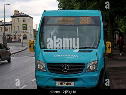 Arriva bus service 286, dans l'échangeur de transport du centre-ville d'Altrincham, Stamford New Road, Altrincham, Greater Manchester, Angleterre, ROYAUME-UNI, WA14 1EN Banque D'Images