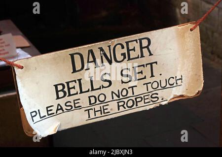 Danger Bells set, s'il vous plaît ne pas toucher le signe cordes, l'église St Oswald, Golborne Rd, Winwick, Warrington, Cheshire, Angleterre, WA2 8SZ Banque D'Images