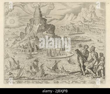 Le phare de la ville d'Alexandrie. Comme on le sait, le premier phare jamais construit. Il a été commandé par le premier roi hellénistique d'Égypte Ptolémée II La tour a été construite entre 297 et 283 av. J.-C. et a servi pendant près de 1 500 ans pour successivement les Grecs, les Romains, les Byzantins et les Arabes. Il se trouvait sur l'île de Pharos en Méditerranée, juste à l'extérieur du port d'Alexandrie, en Égypte. Au premier plan, à droite Ptolémée II et l'architecte du phare, Sostratus de Knidos. L'imprimé a une légende latine et fait partie d'une série sur les huit merveilles du monde, Lighthouse of Banque D'Images