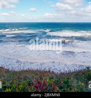 Vagues de l'atlantique rugueuses qui frappent le rivage, île du Cap-Breton, 2021 Banque D'Images