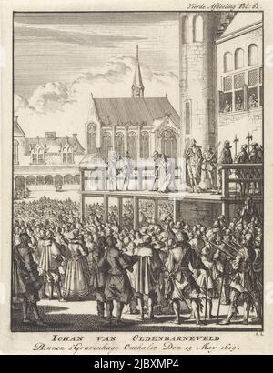 Johan van Oldenbarnevelt s'agenouille avant de se diriger vers le Binnenhof à la Haye, le 13 mai 1619. Son serviteur Jan Francken se tient à ses côtés sur l'échafaudage, un prédicateur tient une prière. Sur la place, les spectateurs se sont rassemblés. En haut à droite: Quatrième section FOL: 61., Johan van Oldenbarnevelt s'agenouille à l'échafaudage avant son entête, 1619 Iohan van Oldenbarneveld à l'intérieur de s'Gravenhage onthalst den 13 mai 1619 , imprimerie: Jan Luyken, (mentionné sur l'objet), Jan Luyken, éditeur: Jan Claesage, Hoesten, 1698, Amsterdam, papier de gravure gravure, h 92 mm × l 148 mm Banque D'Images