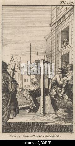 Masaniello, un pêcheur qui était le chef de la révolte napolitaine contre les Habsbourg espagnols, est décapité par les citoyens de Naples., décapitation de Masaniello, 1647 Prince de masse, décapité , imprimeur: Caspar Luyken, libraire: Boudewijn van der AA, Leiden, 1699, papier, gravure, h 141 mm × l 82 mm Banque D'Images