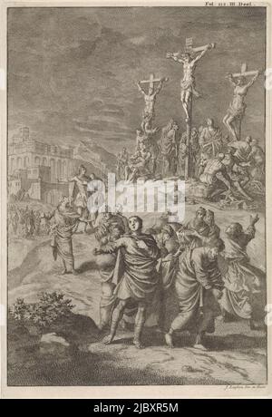 Mont Golgotha avec Christ sur la croix entre les deux criminels. Le soleil a disparu et il est sombre. Les gens frappent leur poitrine dans la panique. En arrière-plan sur la gauche Jérusalem., éclipse solaire à la mort du Christ, imprimerie: Jan Luyken, (mentionné sur l'objet), Jan Luyken, (mentionné sur l'objet), éditeur: Willem Broedelet, Amsterdam, 1700, papier, gravure, h 273 mm × l 190 mm Banque D'Images