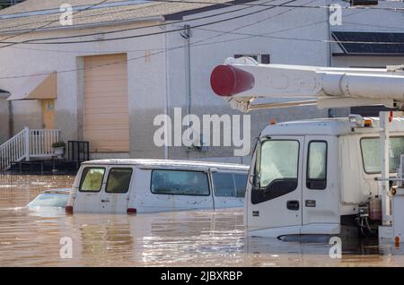BRIDGEPORT, PA – 2 septembre 2021 : des véhicules sont installés dans les eaux de crue près de la rivière Schuylkill, les restes de l'ouragan Ida ayant touché le centre de l'Atlantique. Banque D'Images