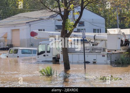 BRIDGEPORT, PA – 2 septembre 2021 : des véhicules sont installés dans les eaux de crue près de la rivière Schuylkill, les restes de l'ouragan Ida ayant touché le centre de l'Atlantique. Banque D'Images