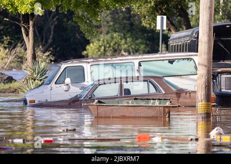 BRIDGEPORT, PA – 2 septembre 2021 : des véhicules sont installés dans les eaux de crue près de la rivière Schuylkill, les restes de l'ouragan Ida ayant touché le centre de l'Atlantique. Banque D'Images
