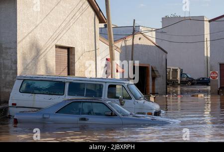 BRIDGEPORT, PA – 2 septembre 2021 : des véhicules sont installés dans les eaux de crue près de la rivière Schuylkill, les restes de l'ouragan Ida ayant touché le centre de l'Atlantique. Banque D'Images