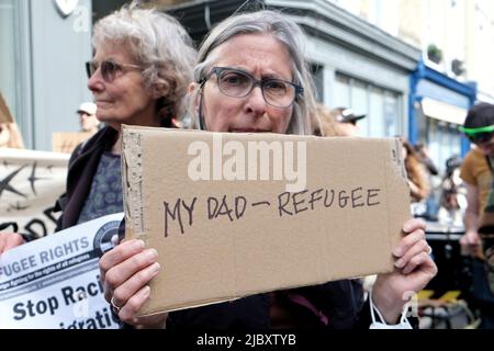 Londres, Royaume-Uni, 9th juin 2022. Des militants, y compris des chercheurs d'aslyum, ont organisé une manifestation devant le Haut-commissariat du Rwanda, avant le premier vol d'expulsion du Royaume-Uni vers la nation africaine, le 14th juin. Le plan controversé de « délocalisation » du Home Office encouragera les expulsés à demander l'asile au Rwanda. On estime qu'environ 130 000 demandeurs d'asile seront en vol, et ceux de la Syrie, de l'Iran et du Soudan devraient être à bord. Crédit : onzième heure Photographie/Alamy Live News Banque D'Images